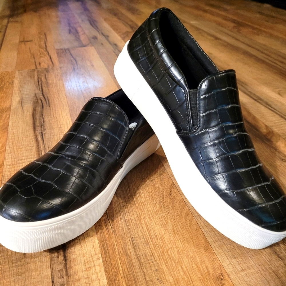Steve Madden, womens Black Leather slip on shoe, size 7.5